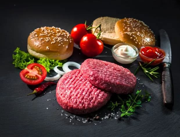 Jak zrobić domowe hamburgery z mięsa mielonego, które zachwycą smakiem Jak zrobić domowe hamburgery z mięsa mielonego, które zachwycą smakiem