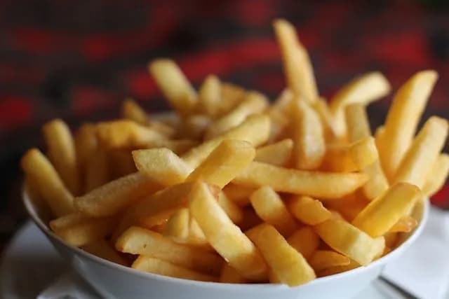 Średnie frytki McDonald's ile gram? Odkryj ich wagę i kalorie Średnie frytki McDonald's ile gram? Odkryj ich wagę i kalorie
