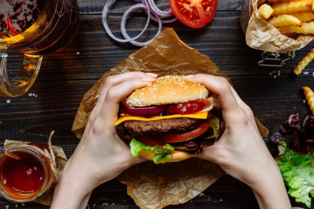 Jak smażyć hamburgery, aby były soczyste i idealne za każdym razem Jak smażyć hamburgery, aby były soczyste i idealne za każdym razem