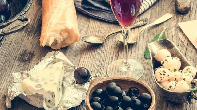 Jakie przekąski do grzanego wina? Odkryj idealne połączenia smaków Jakie przekąski do grzanego wina? Odkryj idealne połączenia smaków