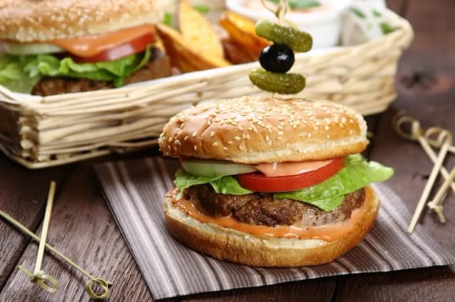 Ile piec hamburgery w piekarniku, by były soczyste i pyszne? Ile piec hamburgery w piekarniku, by były soczyste i pyszne?