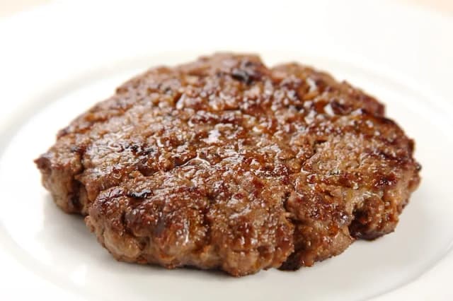 Jak zrobić mięso na burgera, które zachwyci Twoich gości? Jak zrobić mięso na burgera, które zachwyci Twoich gości?