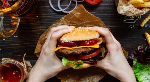 Na czym smażyć burgery, aby uzyskać idealny smak i teksturę? Na czym smażyć burgery, aby uzyskać idealny smak i teksturę?