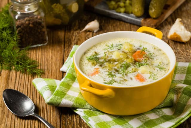 Co dodać do zupy ogórkowej, aby zaskoczyć smakiem i aromatem? Co dodać do zupy ogórkowej, aby zaskoczyć smakiem i aromatem?