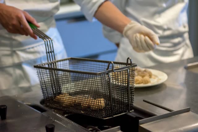 Jaka temperatura oleju do frytek, aby uzyskać idealną chrupkość? Jaka temperatura oleju do frytek, aby uzyskać idealną chrupkość?