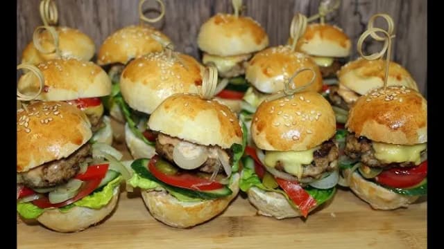 Jak szybko i smacznie przyrządzić gotowe hamburgery z Biedronki Jak szybko i smacznie przyrządzić gotowe hamburgery z Biedronki