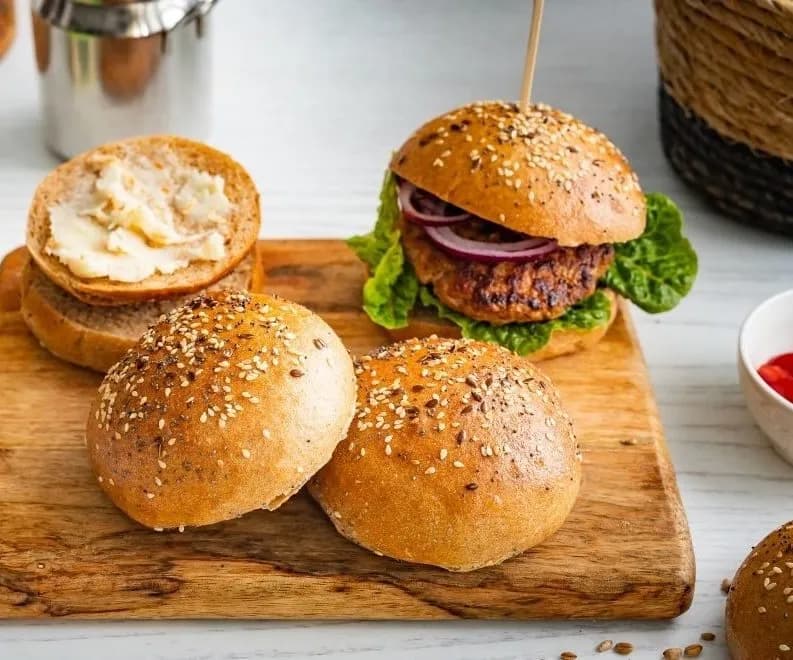 Jakie bułki do burgera wybrać, aby zachwycić smakiem? Jakie bułki do burgera wybrać, aby zachwycić smakiem?
