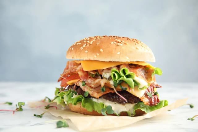 Ile kalorii ma hamburger? Zaskakujące różnice w kaloryczności Ile kalorii ma hamburger? Zaskakujące różnice w kaloryczności