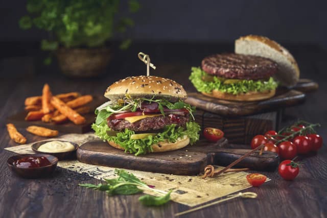 Skąd pochodzą hamburgery? Zaskakująca historia ich powstania Skąd pochodzą hamburgery? Zaskakująca historia ich powstania
